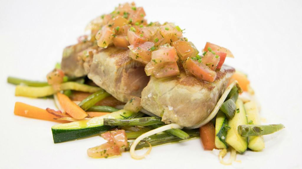 atun-a-la-plancha-con-salsa-virgen-de-tomate-y-albahaca-y-wok-de-verduras. 