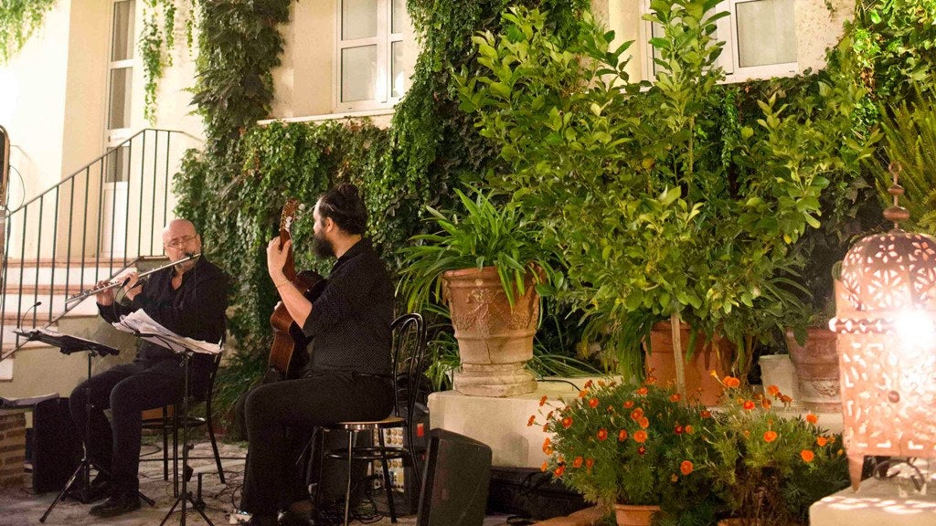 Julia y Lucía en Cazalla de la Sierra. 