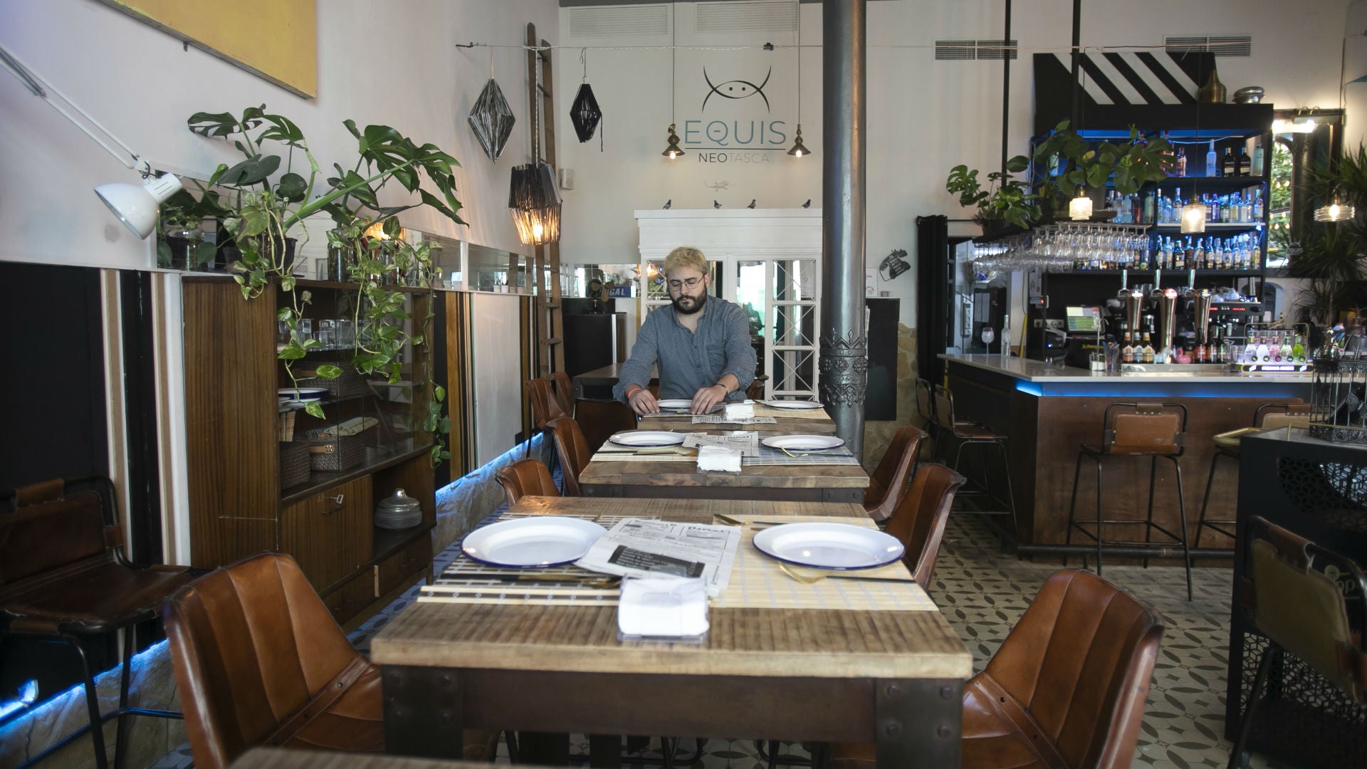 Equis Neotasca: Llegar y besar el santo