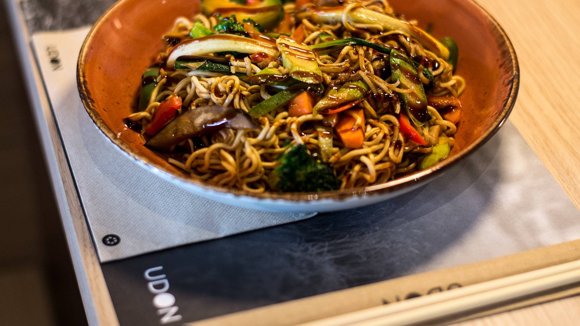 Todo lo que ofrece para comer UDON en Viapol, Sevilla