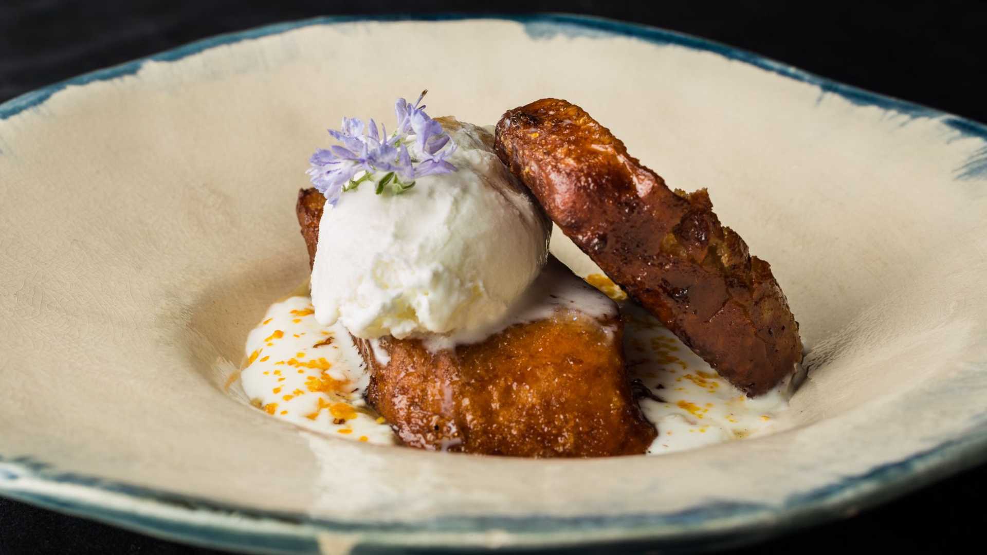 La torrija se moderniza en las cartas de la hostelería sevillana