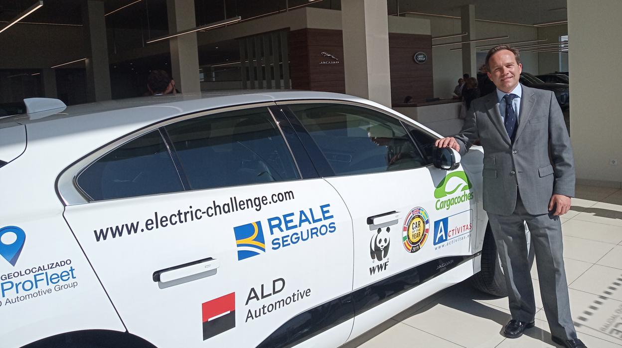 Pablo Delgado, gerente de Fiol Roca, con el I-Pace del Electric Challenge