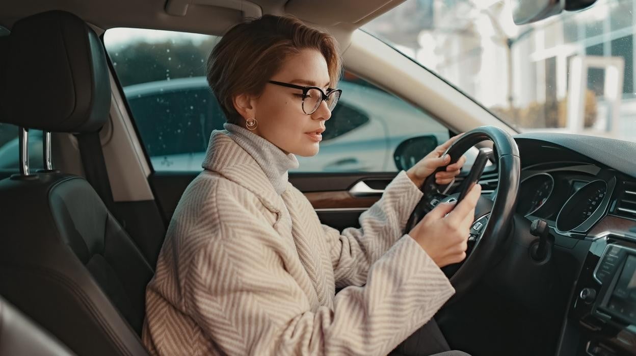 Llevar abrigo al volante puede constituir una infracción