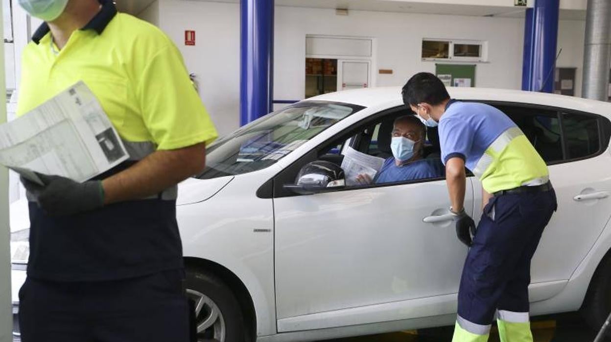 Un automóvil pasando la ITV