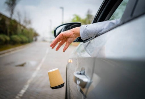 Arrojar objetos por la ventanilla conlleva una sanción de 500€ y 6 puntos