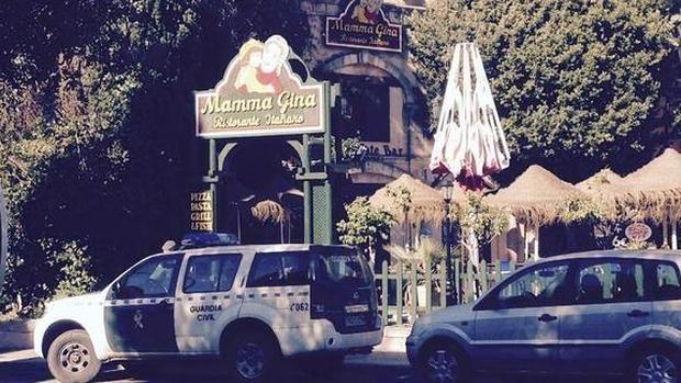 La Guardia Civil, esta mañana, a las puertas del restaurante Mamma Gina de Marbell