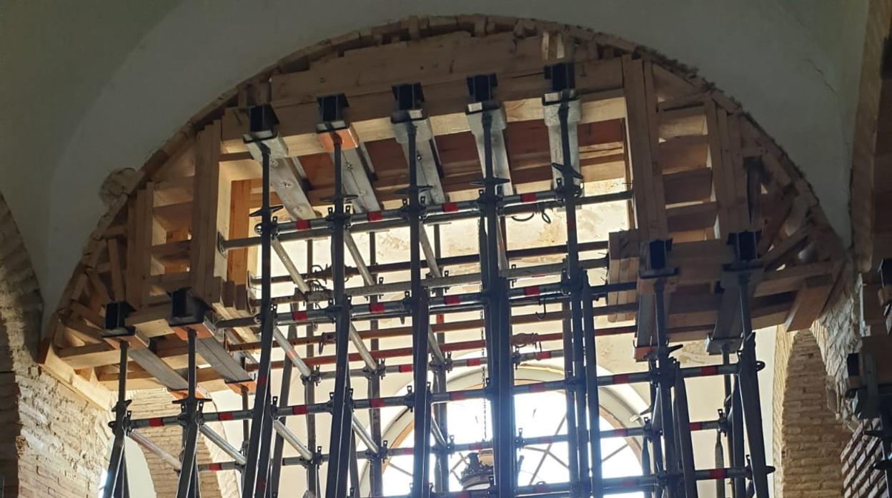 El apeo utilizado en las obras para soportar el arco de caballerizas