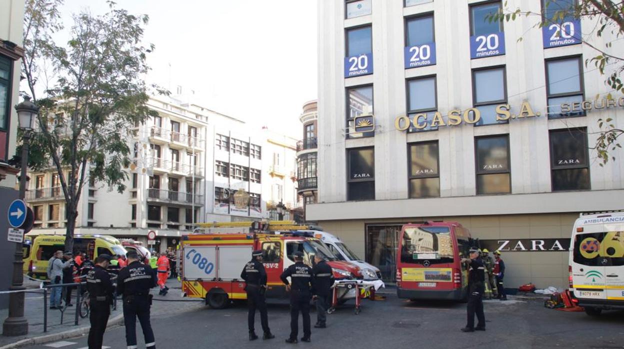 Despliegue policial y sanitario tras el accidente de un minibús en la plaza del Duque