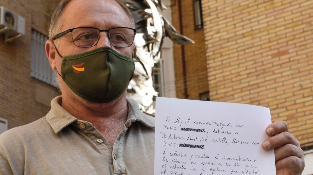 Antonio del Castillo, el pasado mes de mayo, con una de las cartas que le ha enviado Carcaño