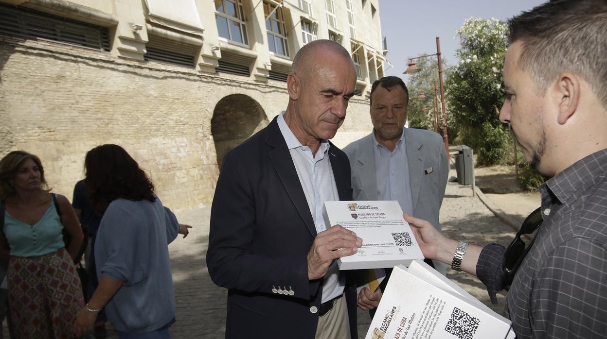 Antonio Muñoz, con Alfredo Sánchez Monteseirín en un acto del pasado verano en Triana
