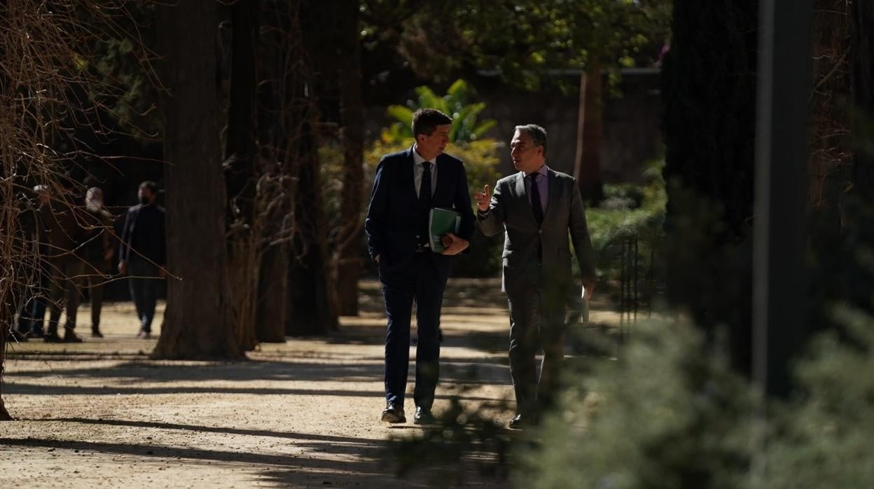 Juan Marín y Elías Bendodo paseando por los jardines del Palacio de San Telmo
