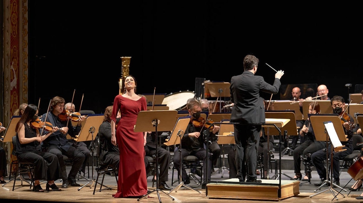 Leonor Bonilla junto a la ROSS en el concierto que ofreció en el Lope de Vega