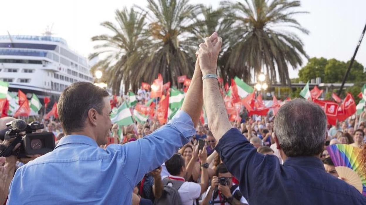 Pedro Sánchez y Juan Espadas en un acto de campaña electoral