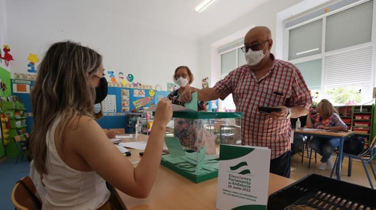 Un andaluz deposita su voto durante la jornada del 19-J