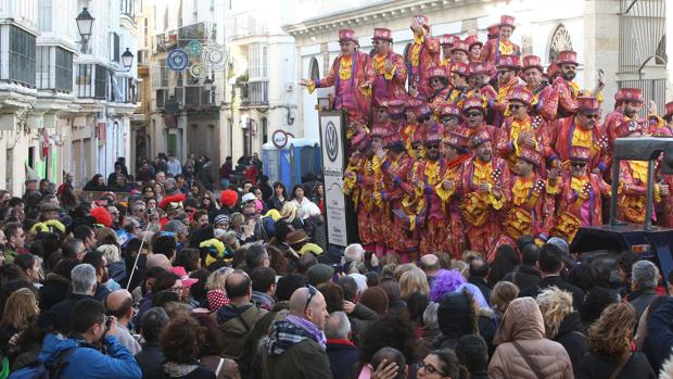 El Carnaval de Cádiz continúa en la calle