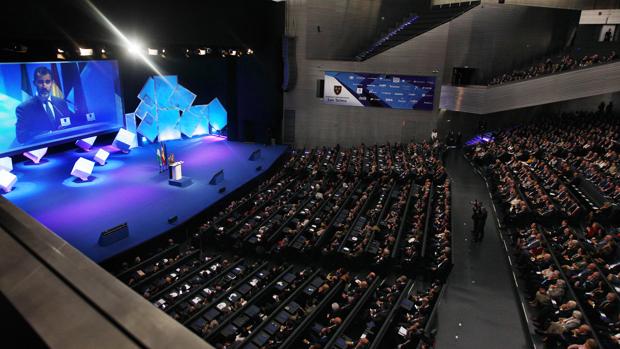 Don Felipe se dirige a un abarrotado auditorio de Fibes en la sesión inaugural de la VI Asamblea del Instituto Internacional San Telmo