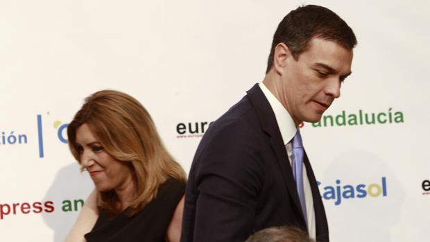 Susana Díaz y Pedro Sánchez se cruzan durante la celebración de un desayuno informativo en Sevilla