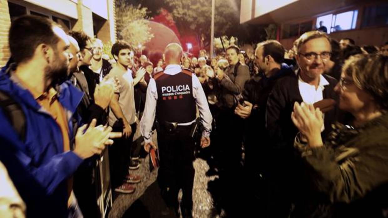 Un miembro de los Mossos aplaudido el 1-O