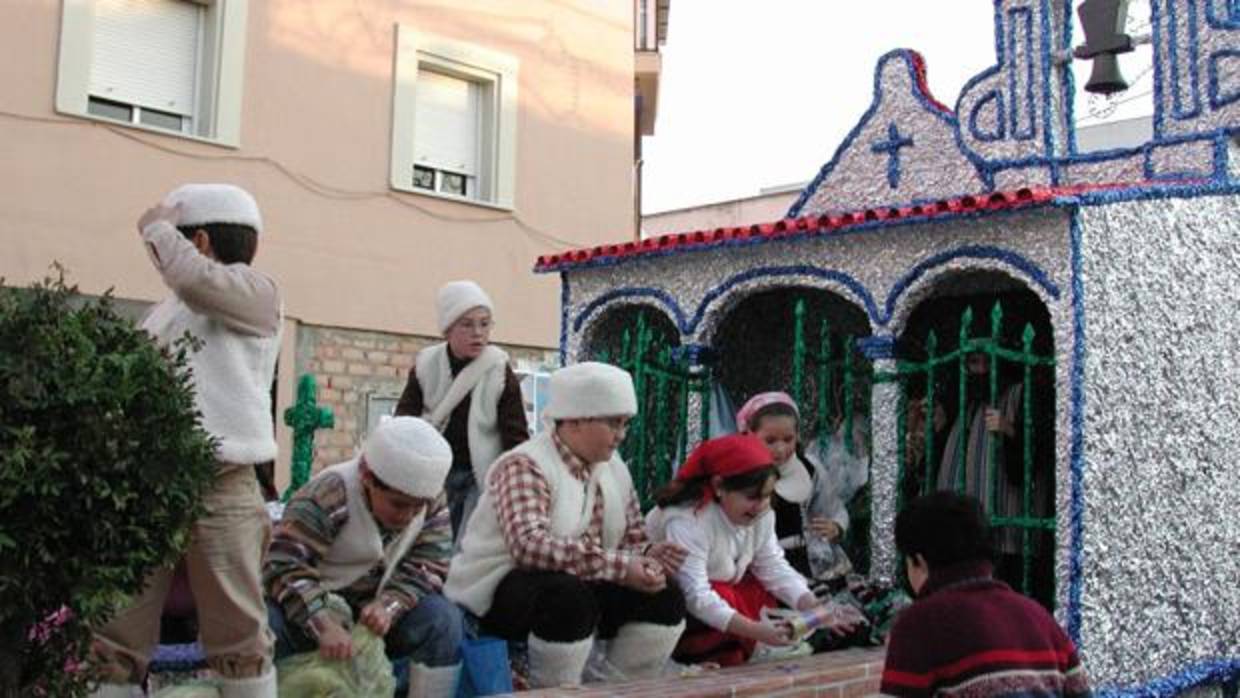 Niños vestidos de pastores en una de las carrozas en la cabalgata de Gines