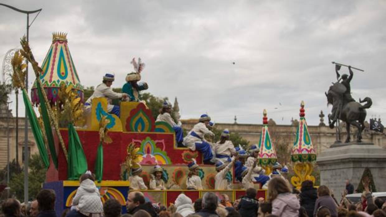 Un momento de la Cabalgata, con el rey Baltasar