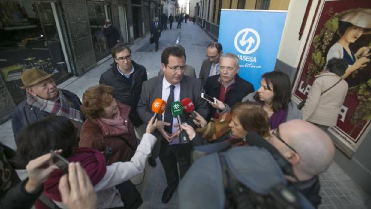 El delegado Juan Carlos Cabrera, durante la inauguración de la calle Cardenal Spínola tras las obras