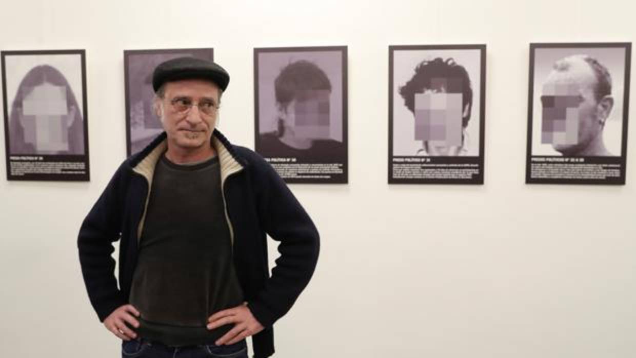 Santiago Sierra, delante de su obra censurada en ARCO