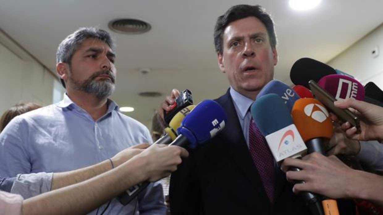 Juan Carlos Quer y Juan José Cortés, tras la reunión mantenida con Albert Rivera, en el Congreso