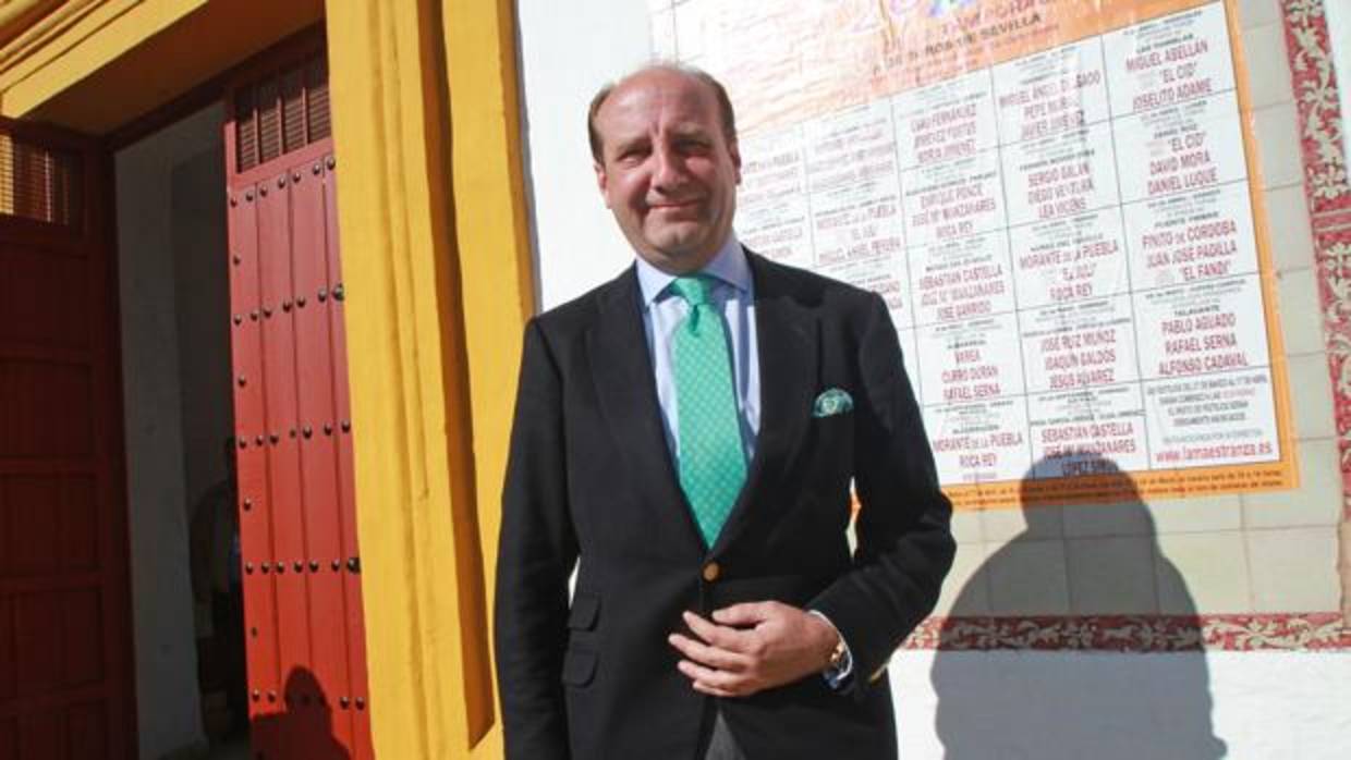 El abogado Joaquín Moeckel en la entrada a la plaza de toros de la Maestranza