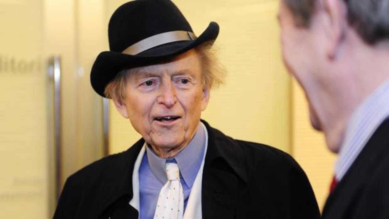 Tom Wolfe fotografiado en la casa de La Pedrera durante una visita a Barcelona en 2013