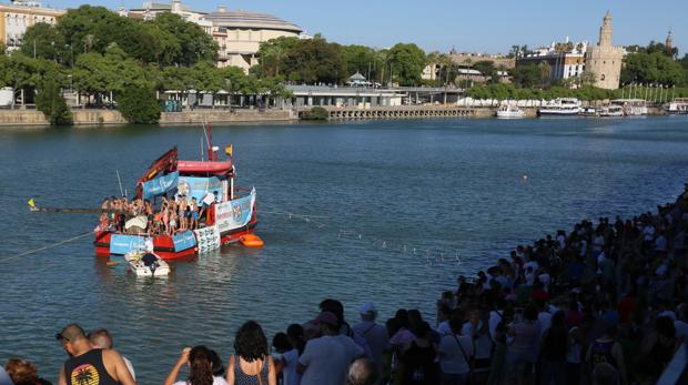 Cucaña en el rio Guadalquivir por la Velá de Santa Ana