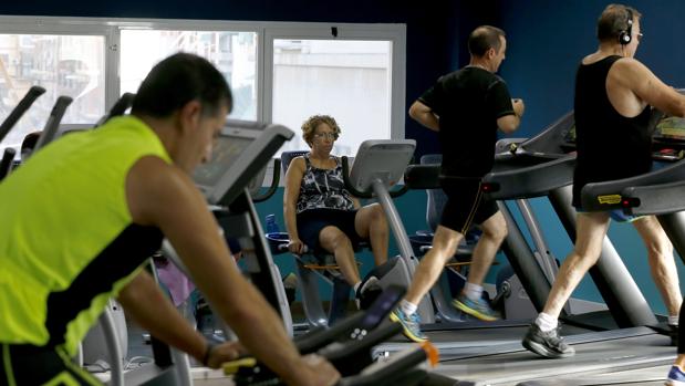Usuarios de un gimnasio tras los excesos veraniegos