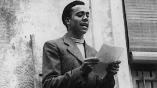 Miguel Hernández, durante una lectura