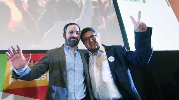 Santiago Abascal y Francisco Serrano celebrando los 12 escaños de Vox en las elecciones andaluzas