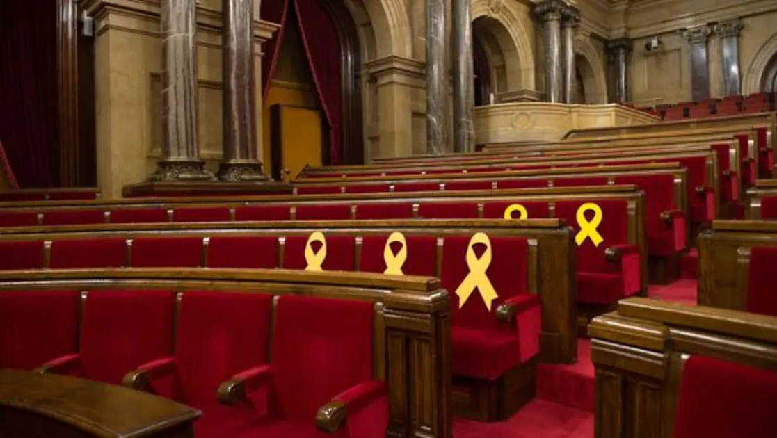 Lazos amarillos en el Parlament catalán