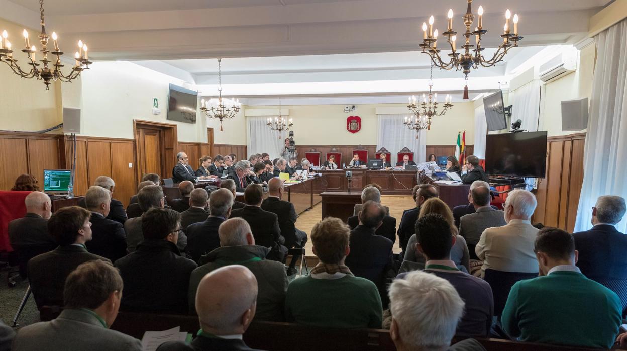 Los 22 ex altos cargos de la Junta de Andalucía, acusados de prevaricación, malversación y asociación ilícita en la pieza política del caso ERE, en la sala de la Audiencia de Sevilla