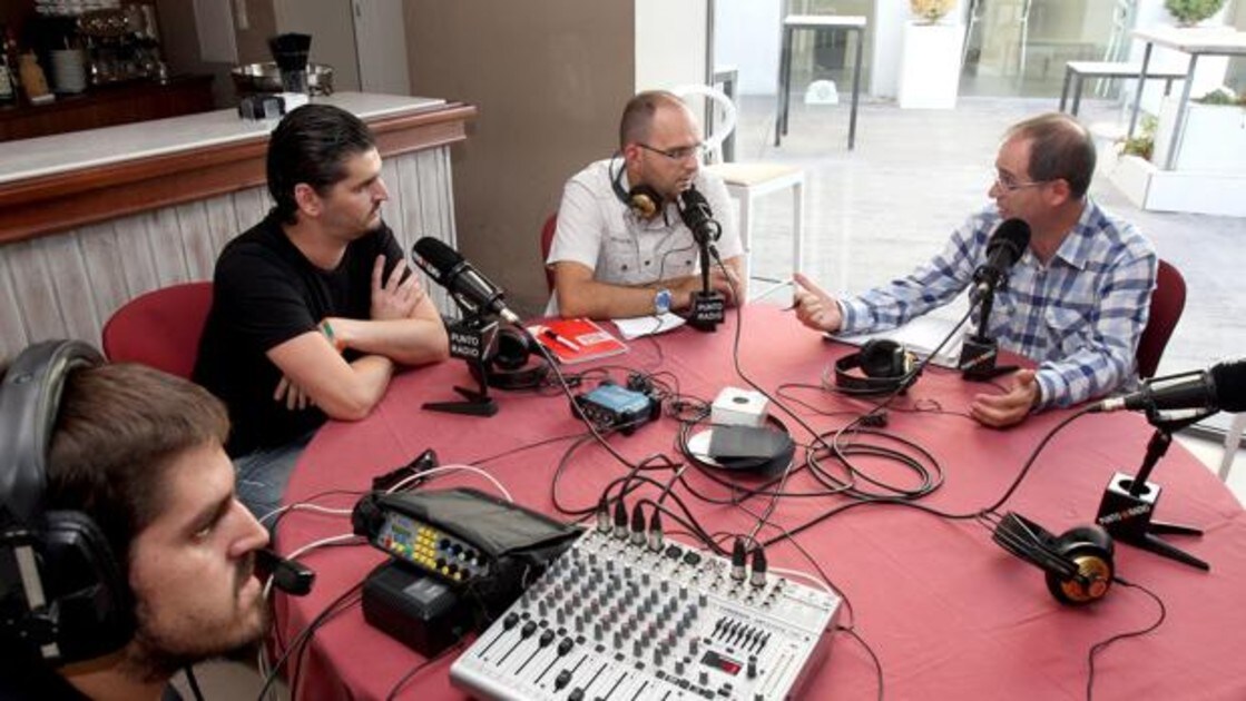 Tertulianos en un programa de radio en Córdoba