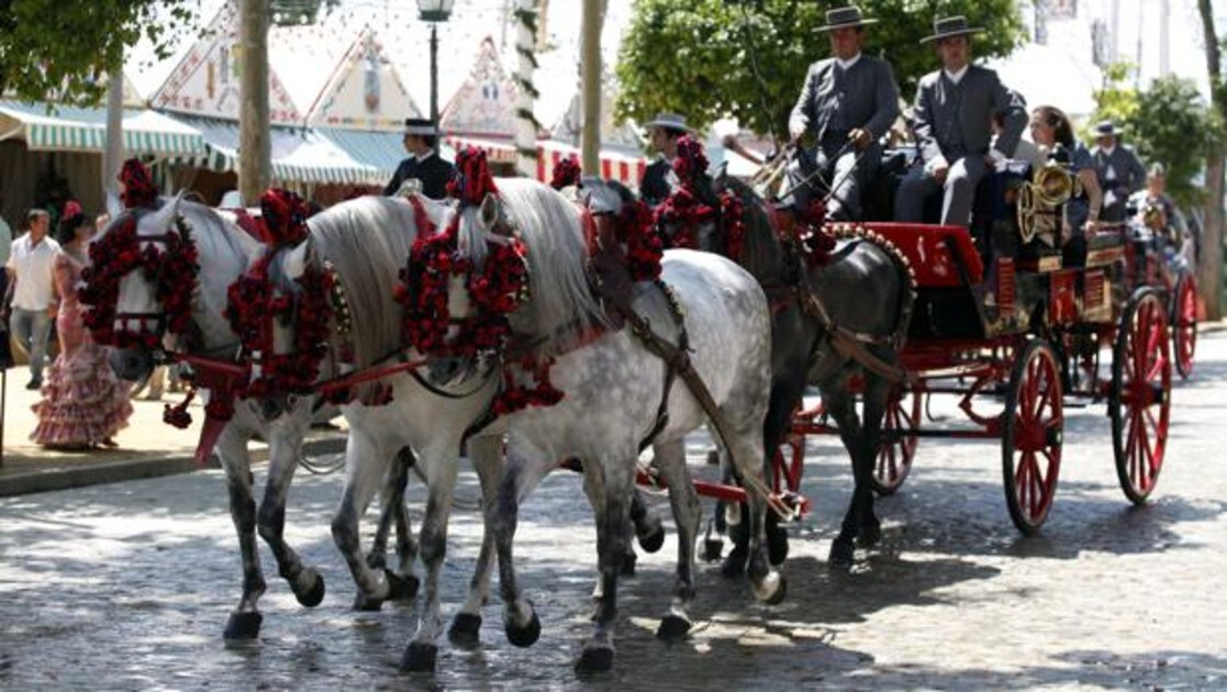 Enganche de caballos ataviados con sus tradicionales cascabeles, paseando por el Real