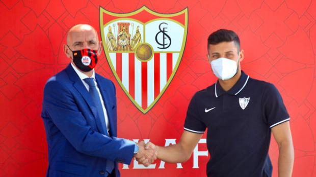 Monchi recibe a Óscar Rodríguez en Sevilla