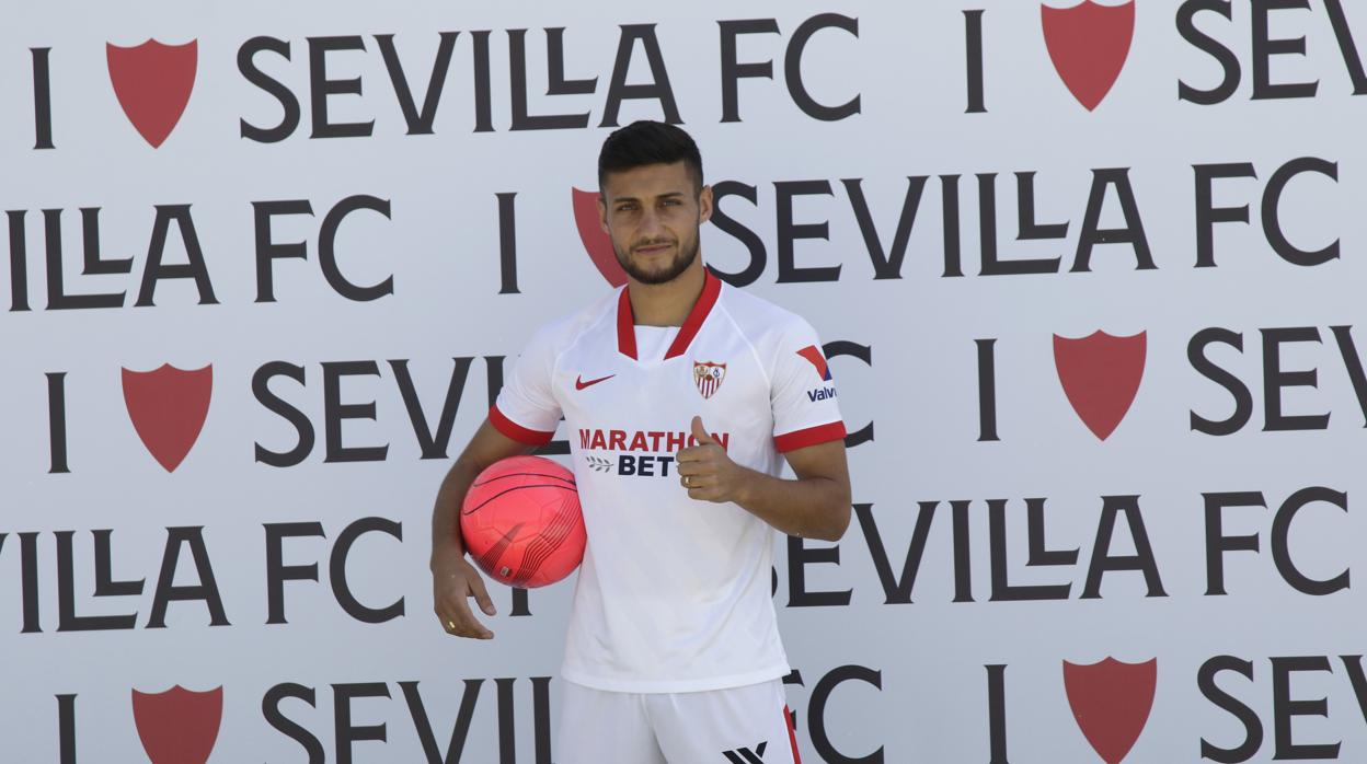 Óscar Rodríguez, en su presentación como nuevo jugador del Sevilla FC