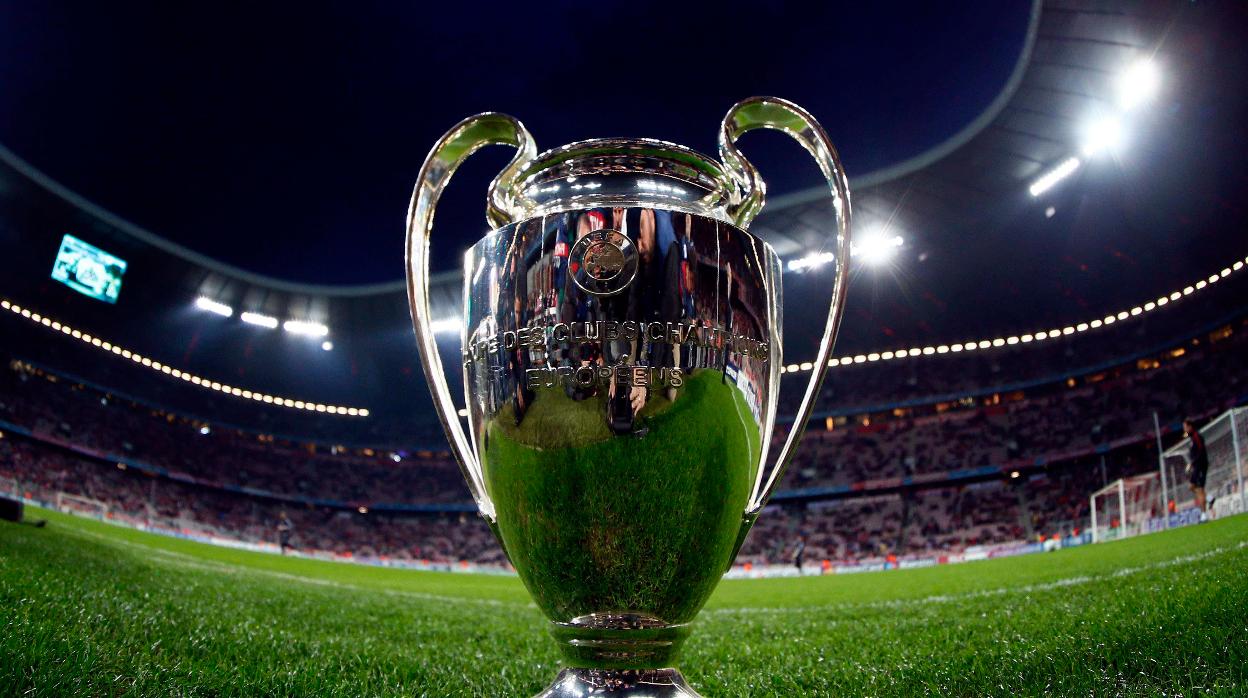 El trofeo de la Champions League durante un encuentro de la pasada campaña