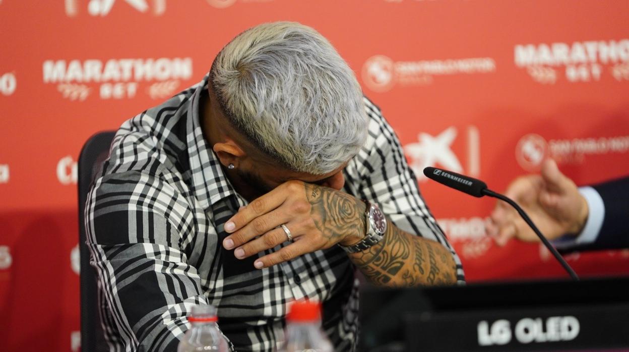 Banega, emocionado en su despedida del Sevilla