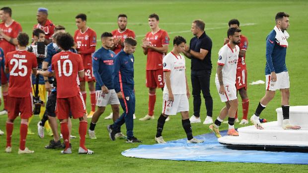 El pasillo del campeón Bayern al Sevilla tras la emocionante final