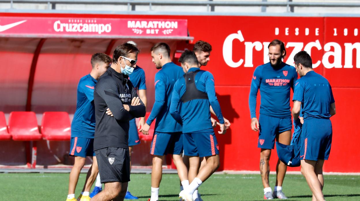 Lopetegui, en primer plano, pensativo en un entrenamiento