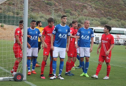 El Sevilla Atlético defiende un córner en Marbella ante el San Fernando