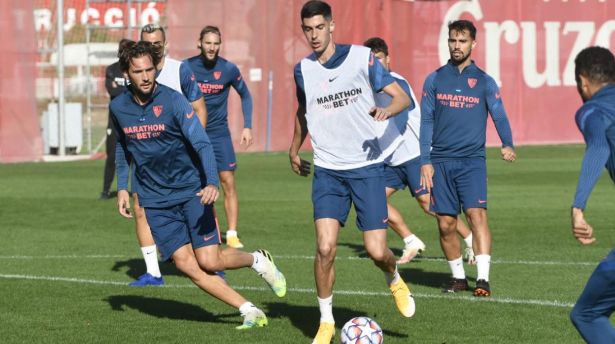 Carlos Fernández, con el balón de la Champions