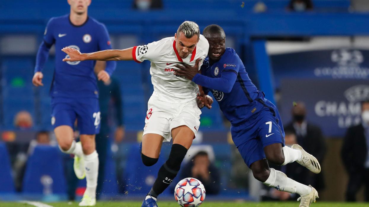 Jordán y Kante luchan por el balón