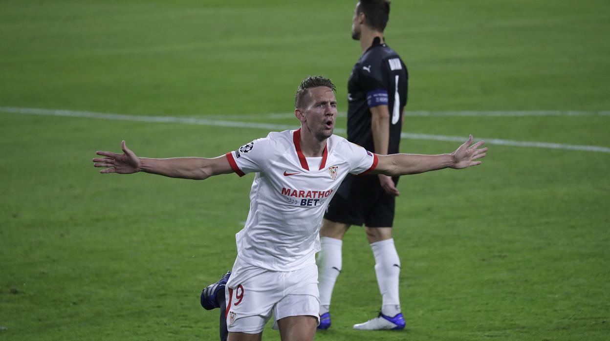 De Jong celebra con sus compañeros el 1-0 ante el Rennes