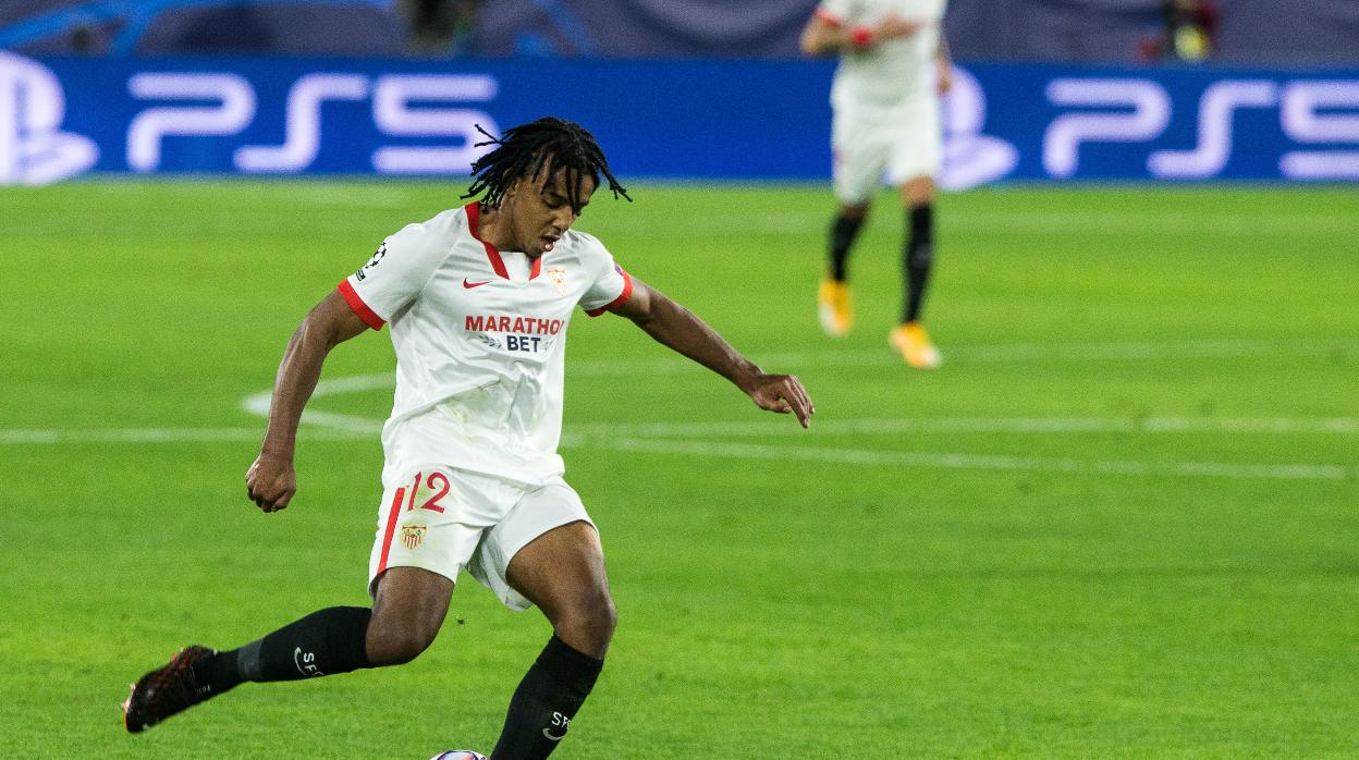 Koundé golpea el balón durante el Sevilla - Krasnodar