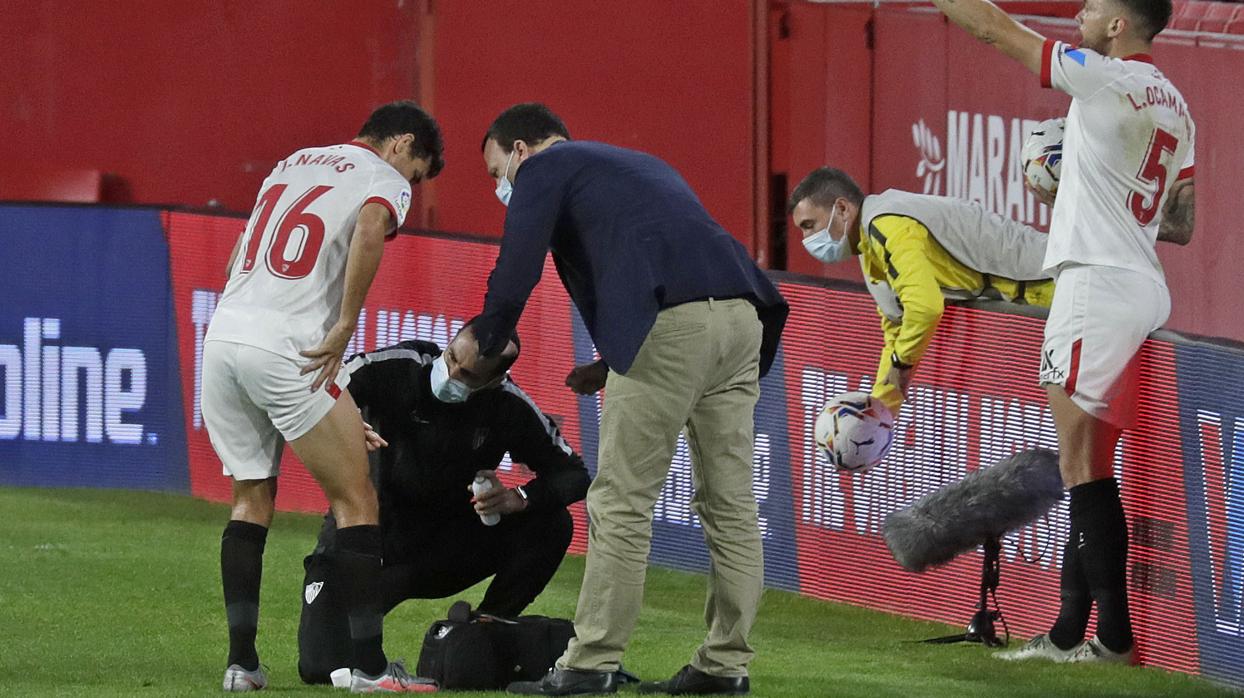 Jesús Navas lucha por un balón en el Sevilla - Osasuna