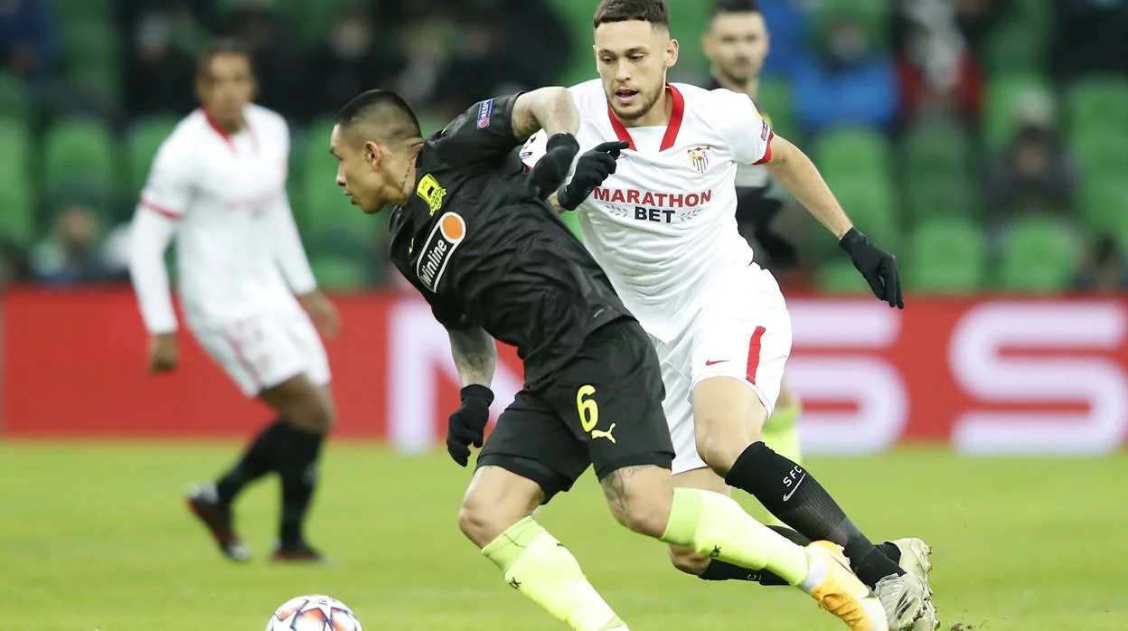 Ocampos pelea un balón a Cristian Ramírez en el Krasnodar - Sevilla